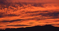 Wolken im Abendrot über dem Tannenberg. (Leserbild: Hans Adelmann - 24. Oktober 2018)