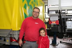 Noemi Tormen arbeitete mit ihrem Vater Tiziano Tormen an den schweren Fahrzeugen in der Nutzfahrzeug-Werkstatt im Hammer Auto Center. (Bild: Gabriela Fischer (Emmenbrücke, 8. November 2018))