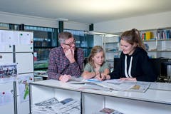 Die Sechstklässlerin Elena Aumann (12) aus Zug auf der Redaktion der Zuger Zeitung.(Bild: Maria Schmid (Zug, 08. November 2018))