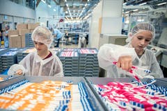 Silvan Steiner aus Altishofen (links) und Lisa Schürch aus Sempach an einer Verpackungsstrasse bei der Trisa. (Bild: Pius Amrein (Triengen, 8. November 2018))