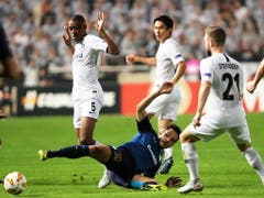 Gelson Fernandes (Nr. 5) hält sich gegen Limassols Schembri vorsichtig zurück (Bild: KEYSTONE/EPA/KATIA CHRISTODOULOU)
