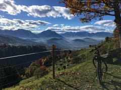 Biken im November: herrlich! (Bild: Toni Sieber)