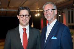 Oliver Britschgi, Vorsitzender Bankleitung Raiffeisen Obwalden, und John de Haan, Präsident Gewerbeverband Obwalden.