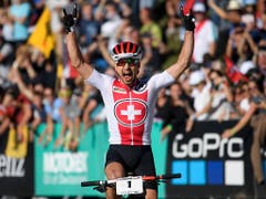 Nino Schurter jubelt in Lenzerheide über seine siebte Goldmedaille im Cross-Country (Bild: KEYSTONE/GIAN EHRENZELLER)