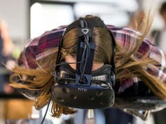 Eine Besucherin testet den Skeleton-Simulator mit der Virtual-Reality-Brille. (Bild: Alexandra Wey / Keystone (Luzern, 8. November 2018))