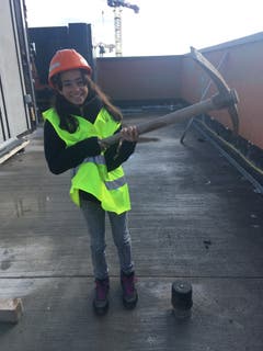 Lorena Loiarro besucht ihren Vater auf der Baustelle und schnuppert erste Luft als Bauführerin. (Bild: Giuseppe Loiarro (Zürich, 8. November 2018))