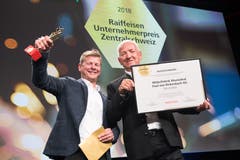 Freude über den «Goldenen David» und das Preisgeld: Thomas von Rickenbach mit seinem Vater Paul von Rickenbach bei der Übergabe des Unternehmerpreises. (Bilder: Eveline Beerkircher)