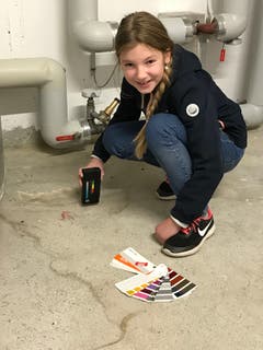Shari Bieri misst die Feuchtigkeit des Bodens um eine Beschichtung zu garantieren. (Bild: Markus Bieri (Rothenburg, 8. November 2018))