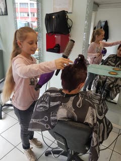 Sumea, 5. Klasse, beim Frisieren einer Kundin beim Coiffeur Dolce Vita Emmenbrücke. (Bild: Marianne Schmid (Emmenbrücke, 8. November 2018))