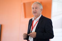 Eugen Elmiger, CEO der Maxon Motor, stellt das neue Innovation Center vor. (Bild: Boris Bürgisser, Sachseln, 9. November 2018)