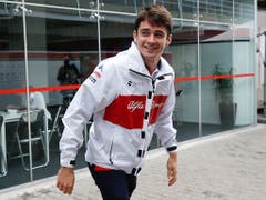 Sichtlich gut gelaunt: Sauber-Fahrer Charles Leclerc vor dem ersten Training (Bild: KEYSTONE/AP/ANDRE PENNER)