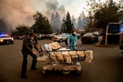 Patienten müssen in Paradise evakuiert werden. (AP Photo/Noah Berger)