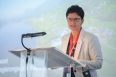 Frau Landammann Maya Büchi überbringt die Grüsse des Obwaldner Regierungsrates. (Bild: Boris Bürgisser, Sachseln, 9. November 2018)