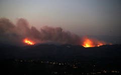 Die Flammen des Waldbrandes im Bell Canyon von oben. (EPA/MIKE NELSON)