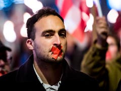 Demokratie verletzt: Valentin Zuber, Sprecher des Komitees «Moutier ville Jurassienne» mit zugeklebtem Mund an der Kundgebung in dem Städtchen. (Bild: KEYSTONE/JEAN-CHRISTOPHE BOTT)