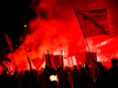Fackelzug mit zugeklebten Mündern: Die Befürworter eines Wechsels von Moutier zum Kanton Jura sehen die Demokratie verletzt. (Bild: KEYSTONE/JEAN-CHRISTOPHE BOTT)
