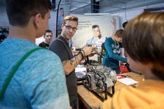 Wer Motorradmechaniker werden will, wird gleich vor Ort von einem erfahrenen Fachmann beraten. (Bild: Pius Amrein, 8. November 2018)