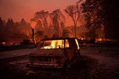 In der Stadt Paradise brennt ein Lieferwagen. (AP Photo/Noah Berger)