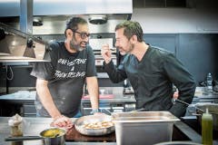 Zu Gunsten seiner Stiftung für Nachwuchstalente teilte Andreas Caminada (41) seine Küche einen Tag lang mit Kultkoch Gaggan Anand (40).