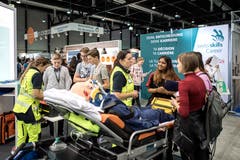 Mädchen und Jungs interessieren sich für den Beruf des Rettungssanitäters und erhalten Informationen aus erster Hand. (Bild: Pius Amrein, 8. November 2018)