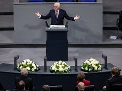 Im Bundestag in Berlin bezeichet Bundespräsident Frank-Walter Steinmeier die Ausrufung der Republik im Jahr 1918 als historischen «Meilenstein». (Bild: KEYSTONE/EPA/HAYOUNG JEON)