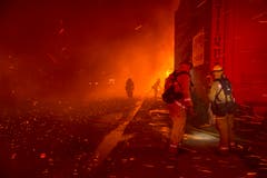 Nach Darstellung der Behörden waren im Bezirk Butte County 15'000 Häuser von den Flammen bedroht. (EPA/PETER DASILVA)