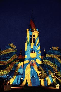 Lichtkünstler Gerry Hofstetter ist nicht zum ersten Mal im Rheintal: In der Adventszeit 2006 beleuchtete er zeitgleich sowohl die katholische (links) als auch die reformierte Kirche in Altstätten. (Bild: Bilder: René Jann)
