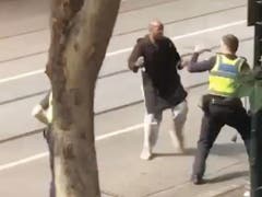 Ein Sceenshot eines Handyvideos zeigt den Angriff auf einen Polizisten. (Bild: Keystone/EPA AAP/STR)