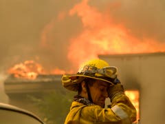 Die Feuerwehrleute in den Brandgebieten stehen im Dauereinsatz. Hier in Malibu. (Bild: KEYSTONE/FR170512 AP/RINGO H.W. CHIU)
