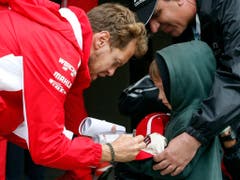 Sebastian Vettel nimmt sich Zeit, um noch Autogramme für die Kleinsten zu schreiben (Bild: KEYSTONE/AP/ANDRE PENNER)