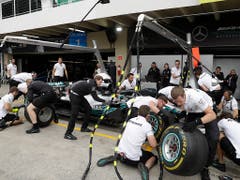 Auch am Mercedes von Weltmeister Lewis Hamilton wird noch tüchtig geschraubt (Bild: KEYSTONE/AP/ANDRE PENNER)