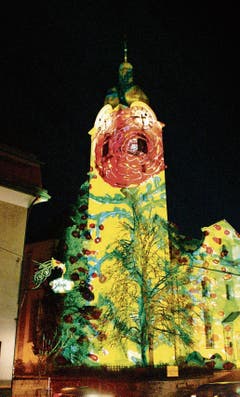 Lichtkünstler Gerry Hofstetter ist nicht zum ersten Mal im Rheintal: In der Adventszeit 2006 beleuchtete er zeitgleich sowohl die katholische (links) als auch die reformierte Kirche in Altstätten. (Bild: Bilder: René Jann)