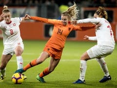 Die Niederländerin Jacky Groenen (Mitte) beschäftigt Rahel Tschopp (links) und Vanessa Bernauer (Bild: KEYSTONE/EPA ANP/KOEN VAN WEEL)