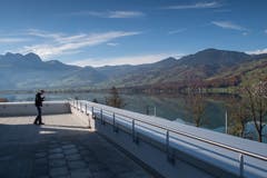 Von der Dachterasse des neuen Innovation Centers geniesst man eine herrliche Aussicht. (Bild: Boris Bürgisser, Sachseln, 9. November 2018)