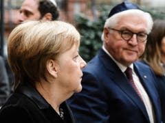 Die deutsche Kanzlerin Angela Merkel und Bundespräsident Frank-Walter Steinmeier vor dem Gedenkanlass in der Berliner Synagoge Rykestrasse. (Bild: KEYSTONE/EPA/CLEMENS BILAN)