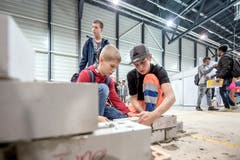 Die Schüler können gleich selber Hand anlegen. Im Bild: Zwei Knaben, die sich für den Beruf Maurer interessieren. (Bild: Pius Amrein, 8. November 2018)