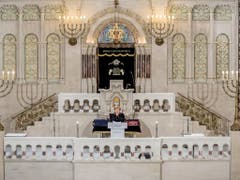 Die deutsche Bundeskanzlerin Angela Merkel spricht bei der Gedenkveranstaltung vom Zentralrat der Juden in Deutschland zum 80. Jahrestag der «Pogromnacht» von 1938 in der Synagoge Rykestrasse. (Bild: Keystone/dpa/MICHAEL KAPPELER)