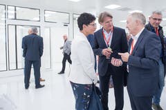 Maxon-CEO Eugen Elmiger (rechts) zeigt Frau Landammann Maya Büchi die Reinräume, wo die Motoren für die Medizintechnik produziert werden. In der Bildmitte Maxon Verwaltungsrat Martin Zenhäusern. (Bild: Boris Bürgisser, Sachseln, 9. November 2018)