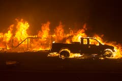 Ein Auto in Flammen. (EPA/PETER DASILVA)