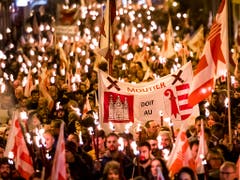 Hunderte gegen den Verbleib bei Bern: Kundgebung in Moutier vom Freitagabend. (Bild: KEYSTONE/JEAN-CHRISTOPHE BOTT)