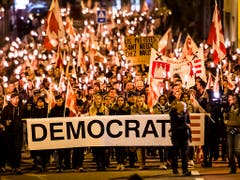 Mit Licht und zugeklebten Mündern gegen den Entscheid der Berner Regierungsstatthalterin: Kondgebungszug in Moutier. (Bild: KEYSTONE/JEAN-CHRISTOPHE BOTT)