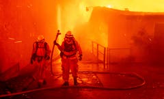 Feuerwehrmänner- und frauen im Einsatz. (AP Photo/Noah Berger)