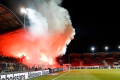 Die Rauchschwaden steigen von der Zuschauertribüne über das Stade de Tourbillon in Sion. (KEYSTONE/Cyril Zingaro)
