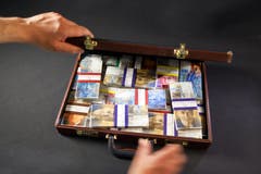 Chefs Schweizer Grosskonzerne mussten eine Lohneinbusse hinnehmen. 2017 fiel ihr Medianlohn in den 20 Firmen aus dem Leitindex SMI von gut 7,7 auf 5,5 Millionen Franken, wie die Beratungsgesellschaft PwC in einer Studie feststellte.Bild: Martin Ruetschi/Keystone