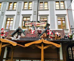 Schöne und lustige Weihnachtsdekoration mit Samichläusen in der Stadt Luzern. (Bild: Urs Gutfleisch (26. November 2018))