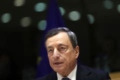 Der EZB-Rat gehe weiterhin davon aus, dass das billionenschwere Programm der Anleihenzukäufe im Dezember enden werde, sagte Präsident Mario Draghi. Laut der EZB könnte der seit März 2016 bei 0,0 Prozent liegende Leitzins «im Sommer oder Herbst» wieder steigen.Bild: Francisco Seco/AP