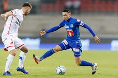 Der Luzerner Ruben Vargas (rechts) gegen den Walliser Jan Bamert. (KEYSTONE/Cyril Zingaro)