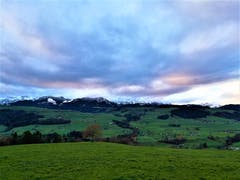 Herrliche Aussicht auf das Wolkenspiel rund um die verschneite Pilatuskette. (Bild: Urs Gutfleisch (Malters, 1. Dezember 2018))