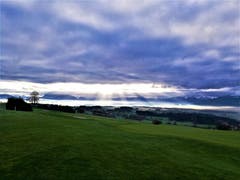 Ein Sonnenlicht- und Wolkenspektakel. (Bild: Urs Gutfleisch (Hildisrieden, 1. Dezember 2018))