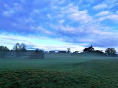 Mystische Morgenstimmung mit der Wallfahrtskapelle Maria Mitleiden in Neudorf. (Bild: Urs Gutfleisch (1. Dezember 2018))